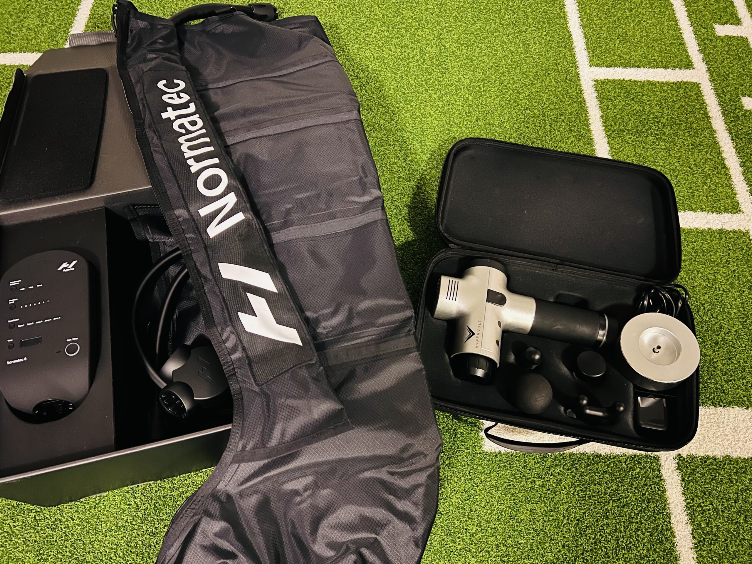 Regeneration mit Massagepistole und Recovery Boots im marneo power Potsdam.